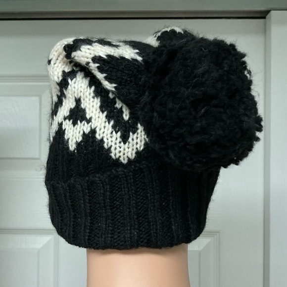 NWOT Old Navy Sweater Beanie. Black Fair Aisle.  Poly/Acrylic. One Size - Picture 4 of 9